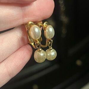 Vintage Gold Tone Pearl Drop Screwback Earrings HOBE